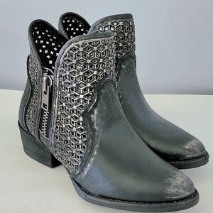 Circle G by Corral Black Laser Cut Ankle Boot NEW size 8